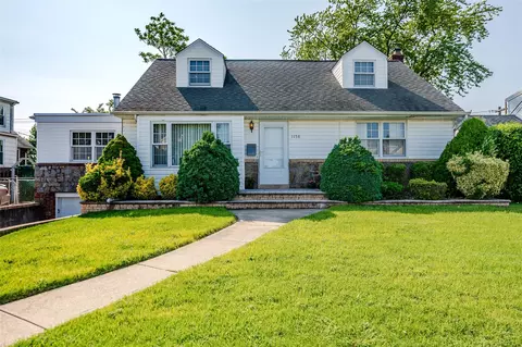 1158 Lorraine Dr, Franklin Square, NY 11010