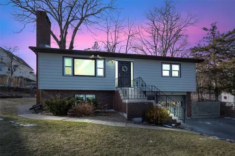 91 W Mombasha Rd, Monroe, NY 10950