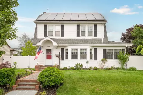 696 Madison Ave, Lindenhurst, NY 11757
