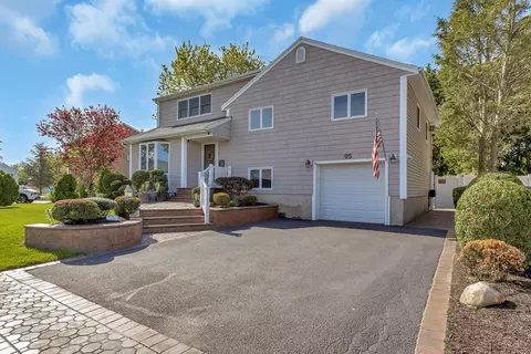 95 Circle Dr, Syosset, NY 11791