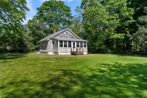 34 Strongs Ln, Brookhaven, NY 11772