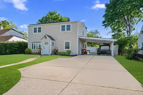 137 Center Ln, Levittown, NY 11756