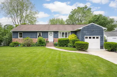 10 Montana St, Huntington, NY 11743