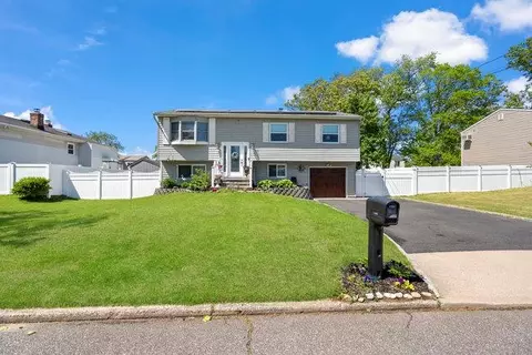 105 Fountain Ave, Selden, NY 11784