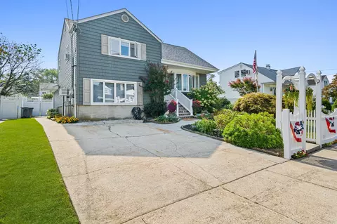 9 Duke St, North Babylon, NY 11703