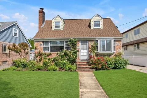 65 Harbor Hills Dr, North Hempstead, NY 11050