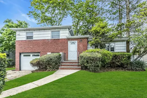 444 1st Ave, Massapequa Park, NY 11762