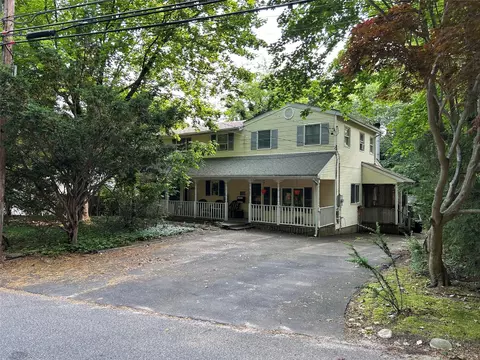 103 Scraggy Hill Rd, Port Jefferson, NY 11777