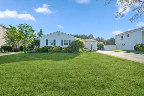 116 Nimbus Rd, Holbrook, NY 11741
