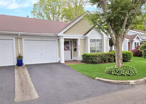 11 Cutchogue Ct, Ridge, NY 11961