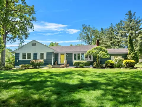 39 Woodbine Rd, Clarkstown, NY 10956