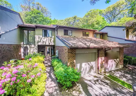 273 Vista Dr, Jericho, NY 11753