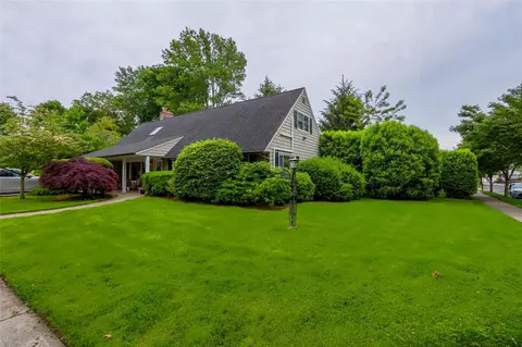 8 4th Pl, Garden City, NY 11530