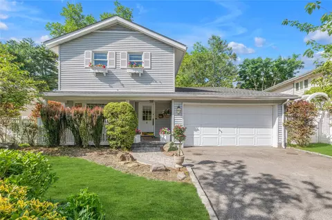 5 Seaview Ln, North Hempstead, NY 11050