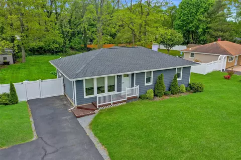 42 Sands Ln, Brookhaven, NY 11719
