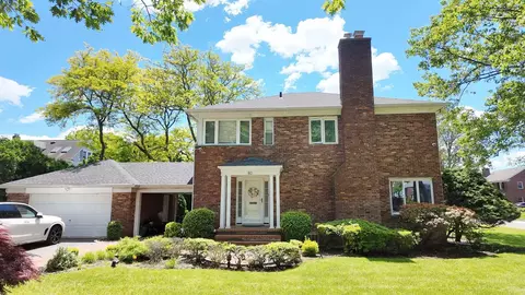 80 Stratford Ave, Garden City, NY 11530