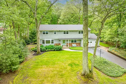 27 Josephine Ln, Northport, NY 11768