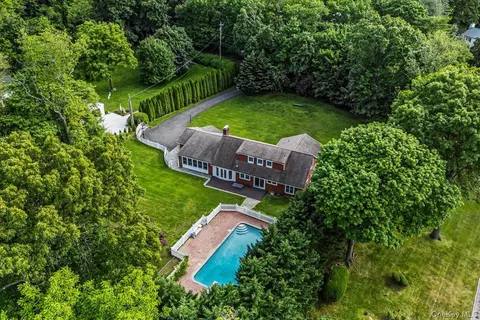 130 Sands Point Rd, North Hempstead, NY 11050