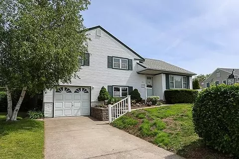 32 Pembroke Dr, Massapequa, NY 11758