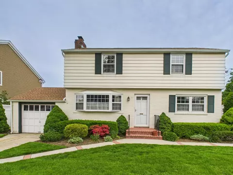 76 Crest Rd W, Merrick, NY 11566