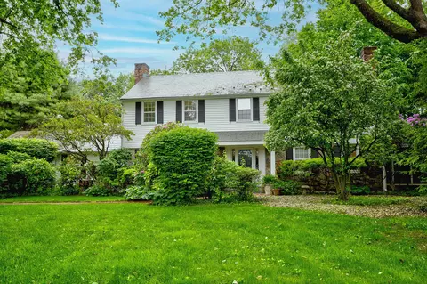 24 Cedar Ln, North Hempstead, NY 11050