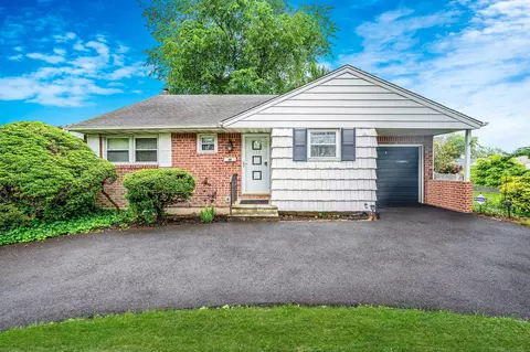120 Glen Rd, North Babylon, NY 11703