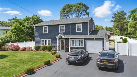 23 Lexington Ave, Brentwood, NY 11717