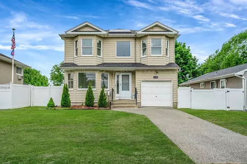 130 W 7th St, Deer Park, NY 11729