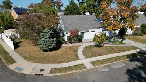 960 Holly Ct, Franklin Square, NY 11010