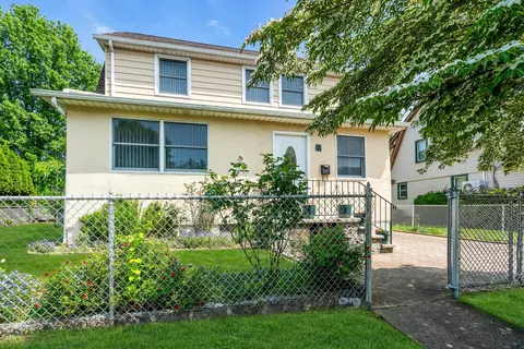 27 Russell St, North Hempstead, NY 11577