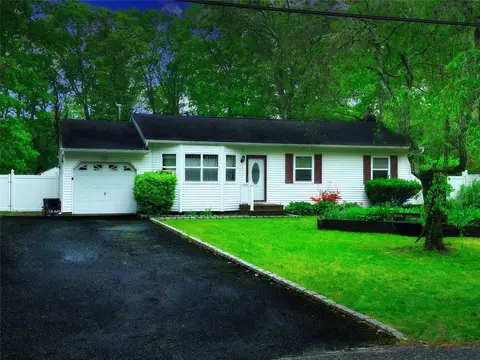 23 Kingsland Ave, Shirley, NY 11967