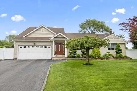 7 Amboy Rd, Oakdale, NY 11769