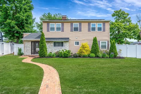 49 Rainbow Ln, Levittown, NY 11756