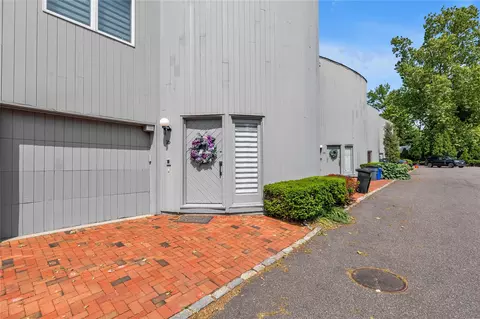 16 Sands Ct, North Hempstead, NY 11050