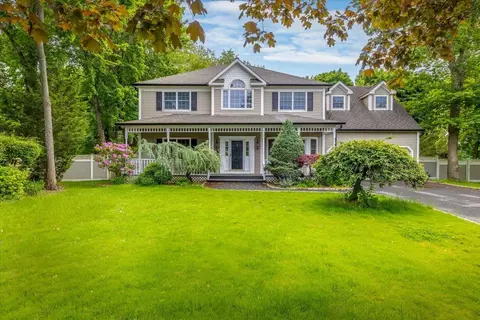 10 Aspen Cir, Saint James, NY 11780