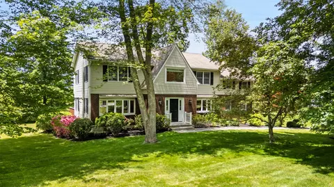 2 Shoshone Dr, Lewisboro, NY 10536