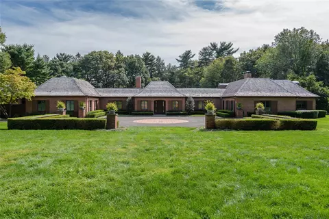 150 Horseshoe Rd, Mill Neck, NY 11765
