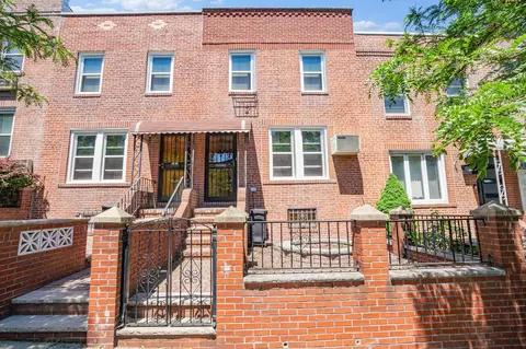 2010 27th St, Astoria, NY 11105