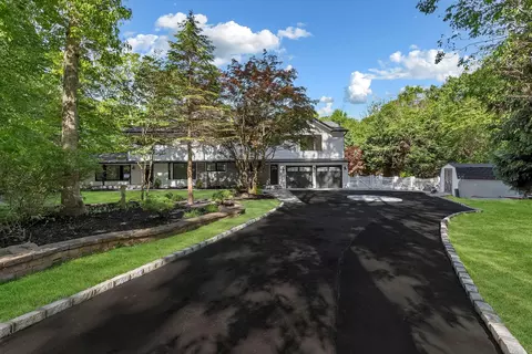 38 Cottontail Rd, Melville, NY 11747
