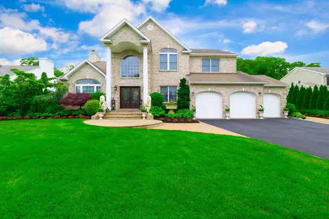 2 Hayloft Ct, Smithtown, NY 11787