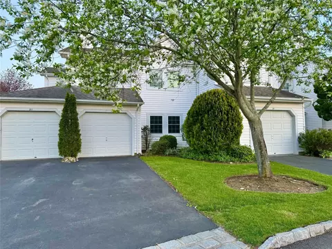19 Erin Ln, Setauket, NY 11733