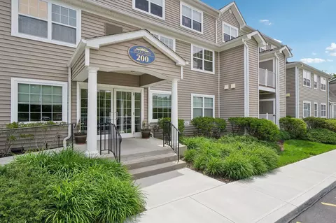 200 Woodcrest Ln #202, Mount Kisco, NY 10549