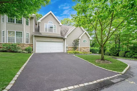 15 Arielle Ct, Islandia, NY 11749