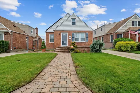 678 Margaret St, Garden City South, NY 11530