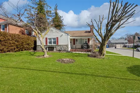 55 Nassau Ave, Glen Cove, NY 11542