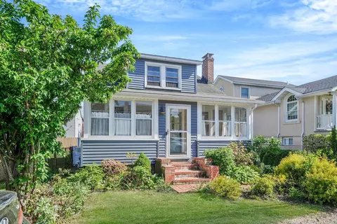 10 June Ave, Bayville, NY 11709