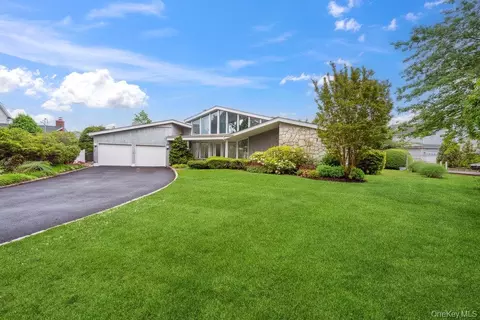 28 Deeringwood Ln, Babylon, NY 11702