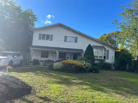 19 Kuebler St, Blue Point, NY 11715