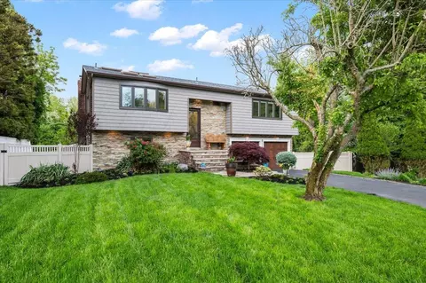3 Knight Ln, Kings Park, NY 11754