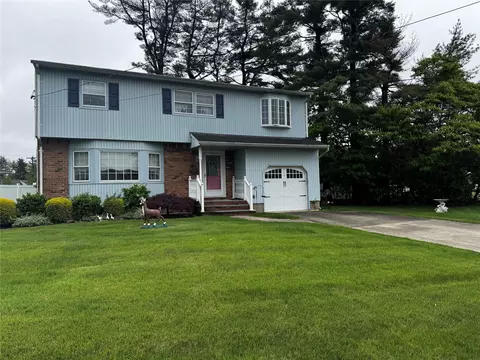 4 Susan Ct, Deer Park, NY 11729